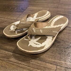 Clarks Collection Sandals Womens 9 M Breeze Sea Casual Slip On Thong Flats Taupe